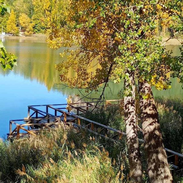 Uña lake in autumn